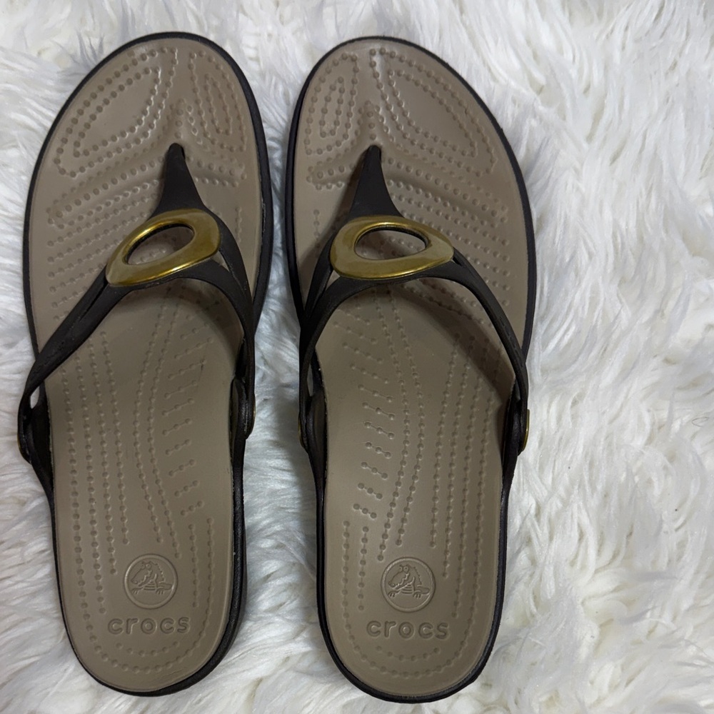 CROCS Women’s Brown and Gold Thong Sandals - Picture 3 of 8